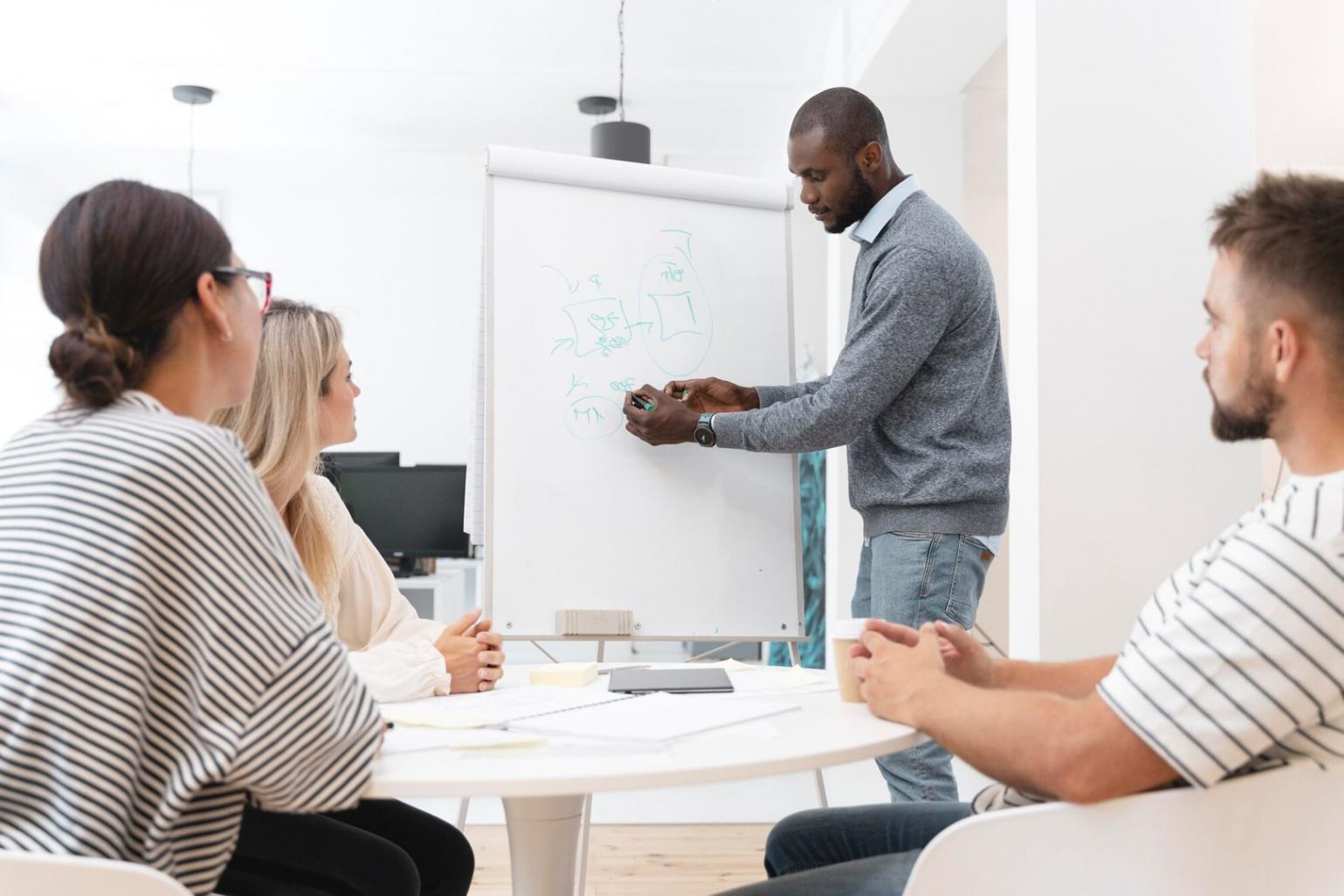 Bütçe planlama çalışması yapan kursiyerler